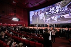 «Битва моторов»: звезды, автомобили и «Мурзилки» на красной дорожке